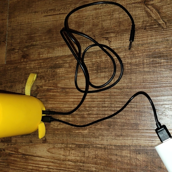 Like new Bluetooth speaker - Picture 4 of 5